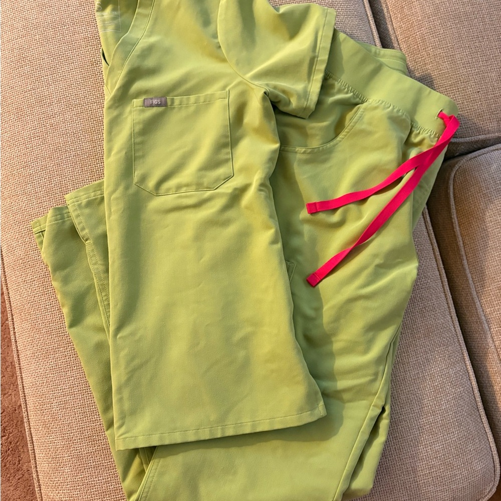 Figs Women’s Top and Bottom Set- color Matcha